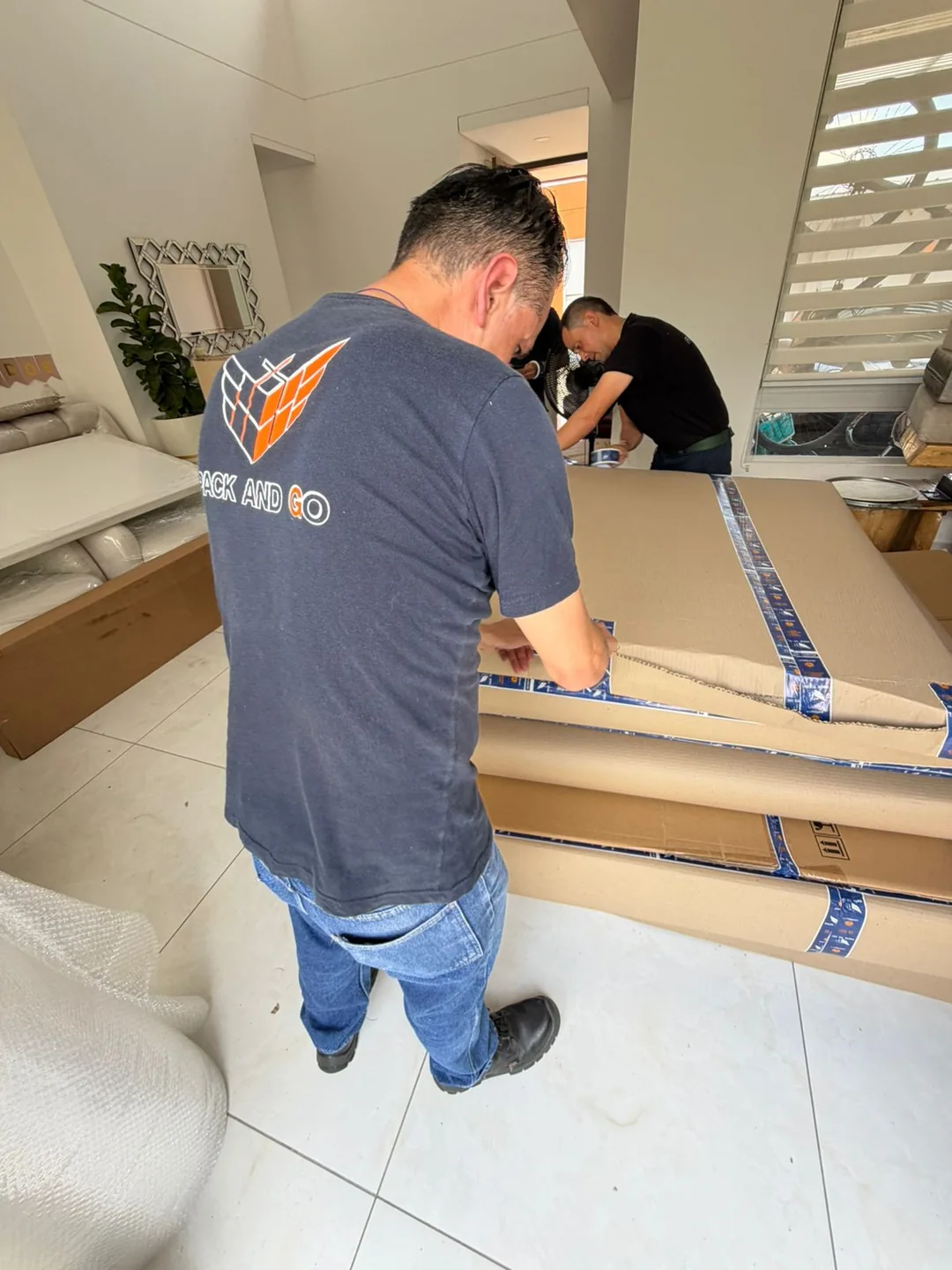 Equipo Pack And Go protegiendo muebles en domicilio
